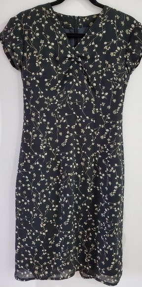 Woman dressed - Picture 2 of 3